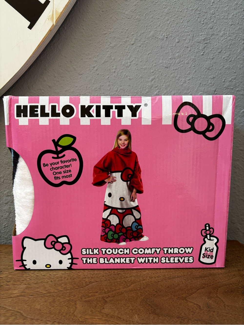 Hello Kitty Silk Touch Comfy Throw - Pink & Red